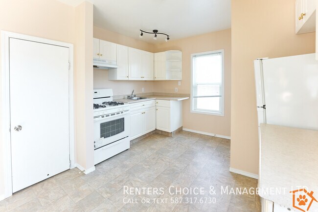 Photo du bâtiment - Pet Friendly Top Floor Apartment Near Down...