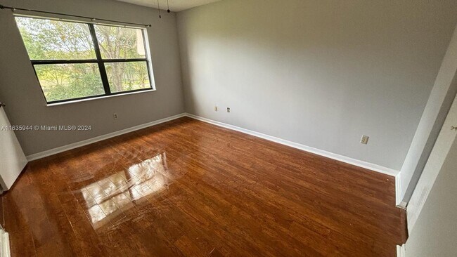 Foto del edificio - 925 NE 209th St