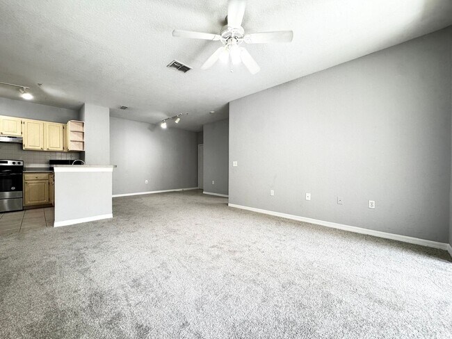 Building Photo - Renovated 2/2 Condo located in Visconti! - New Carpet