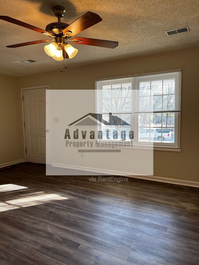 Building Photo - 420 N Elizabeth Ln