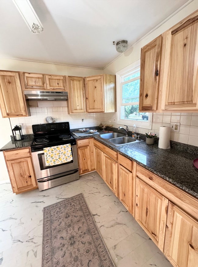 Kitchen - 91 Faith St