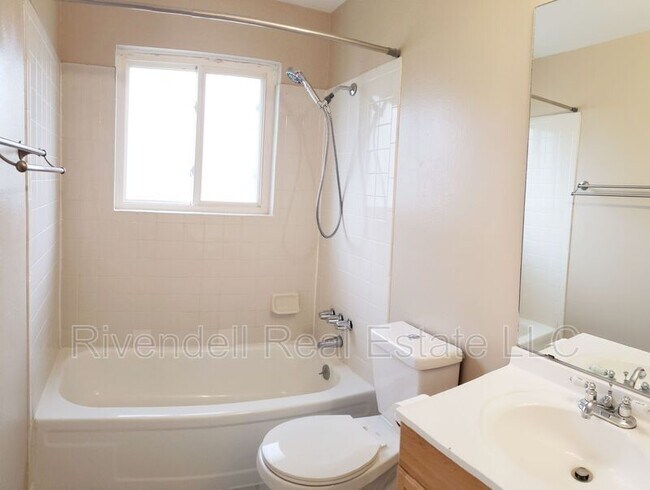 Building Photo - 964 Pleasant View