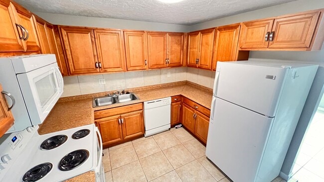 Building Photo - Cozy 3 Bd/2Ba Apartment in Commodore Place...