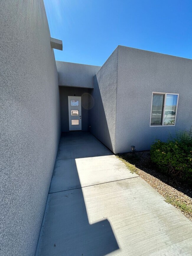 Building Photo - RV Garage Unfurnished Home