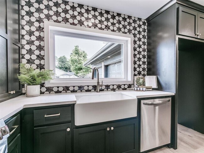 Building Photo - 700 Greenwood Dr