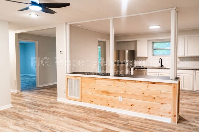 Foto del edificio - 117 Pine Ridge Rd