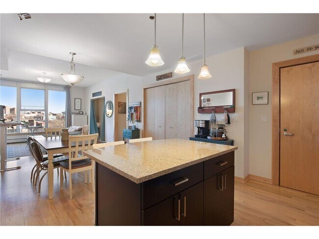 Foto del edificio - 215 10th Ave S