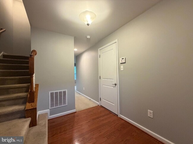Building Photo - 2102 E Oak Rd