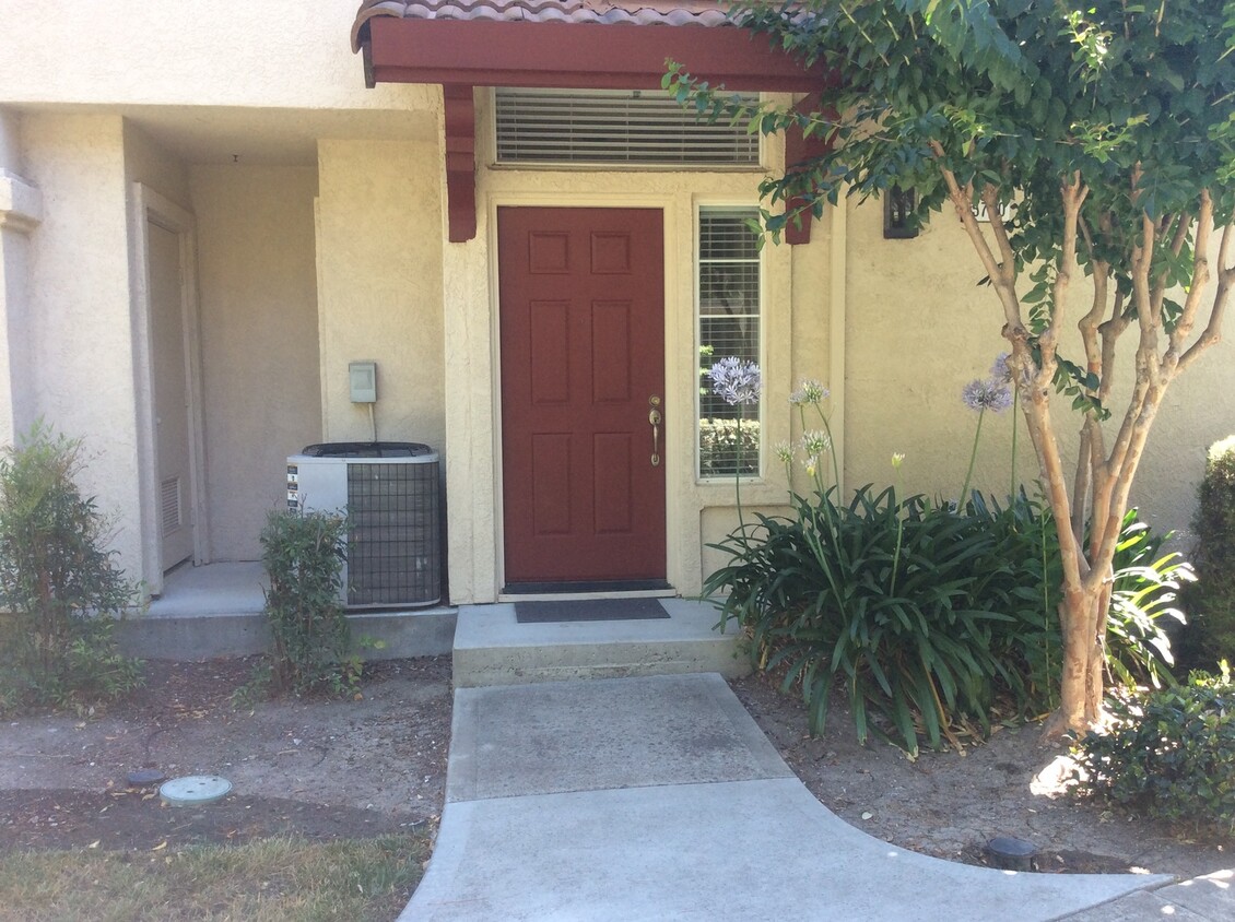 Foto principal - Newly Updated 2-Bedroom, 2-Bathroom End Un...