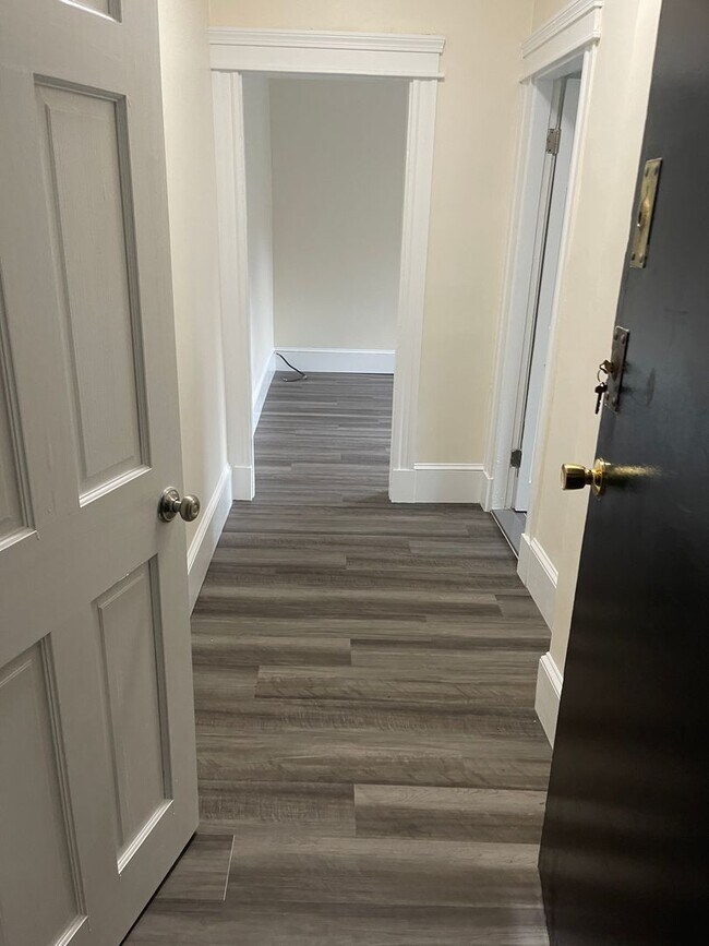 Building Photo - PACKADS CORNER BU STUDIO WITH ALCOVE Utilities included EASY CHOICE!!!