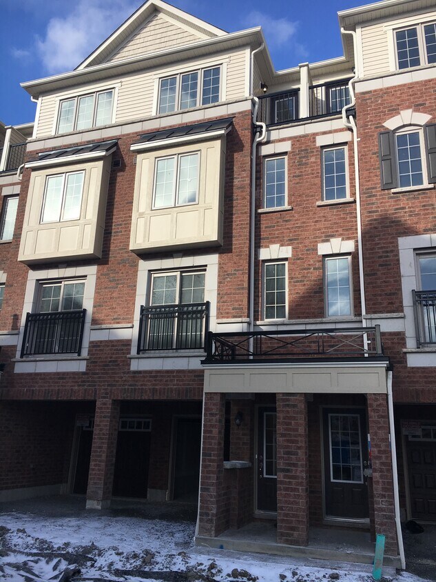 Photo principale - BRIGHT AND SPACIOUS 4-BDRM NORTH OSHAWA TO...