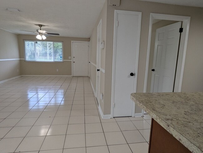 Foto del edificio - NOW AVAILABLE!! 3/2 House Located in quiet...
