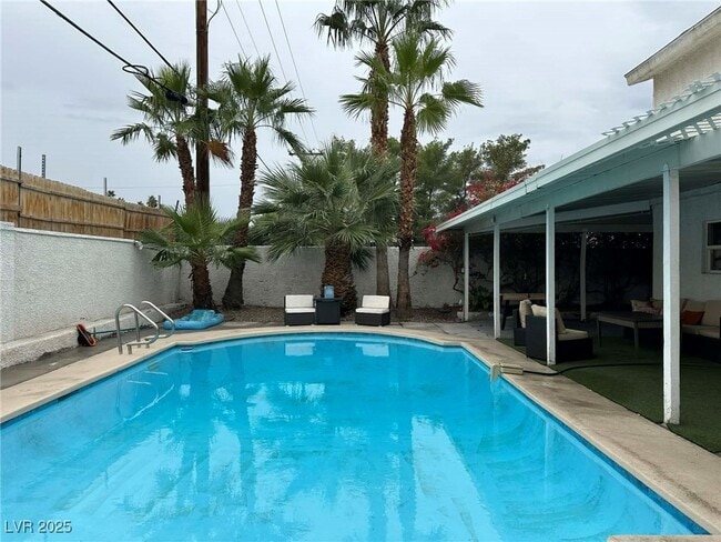 Foto del edificio - 2419 E Vegas Valley Dr