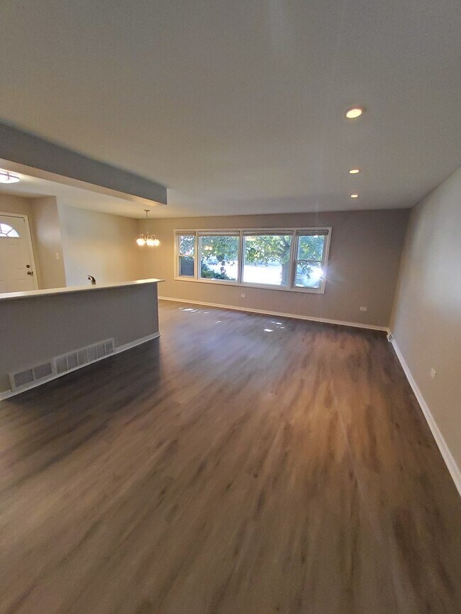 Foto del edificio - Nicely updated 3 bedroom brick Tri-level home