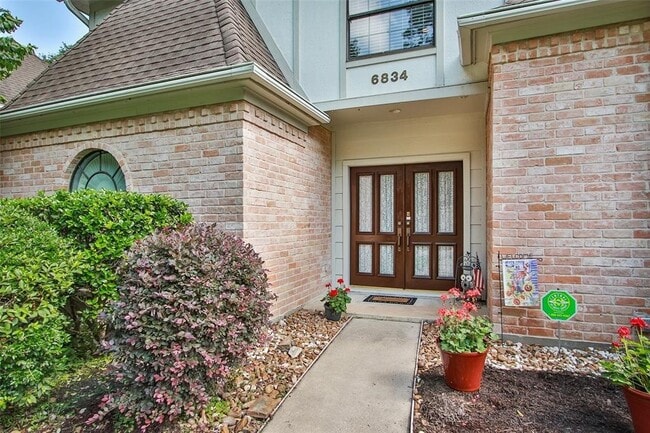 Building Photo - Beautiful well maintained home with a Pool...