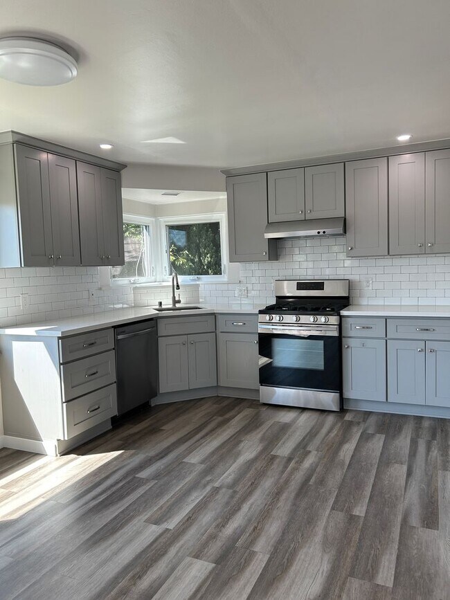 Foto del edificio - 4BR - West Seattle w/ 2 Kitchens. Landscaping Included!
