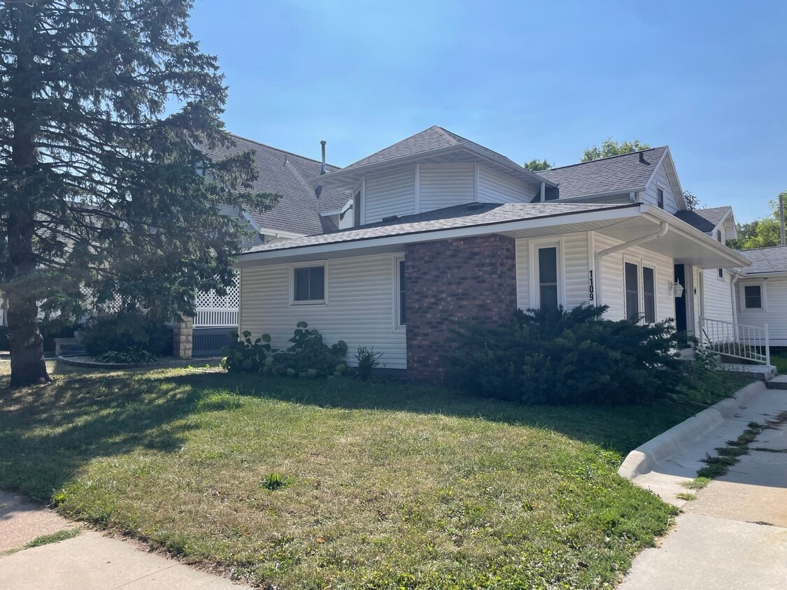 1109 Main St Unit Front, Cedar Falls, IA 50613 Apartments in Cedar