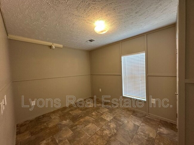 Building Photo - 8086 Heck Dr