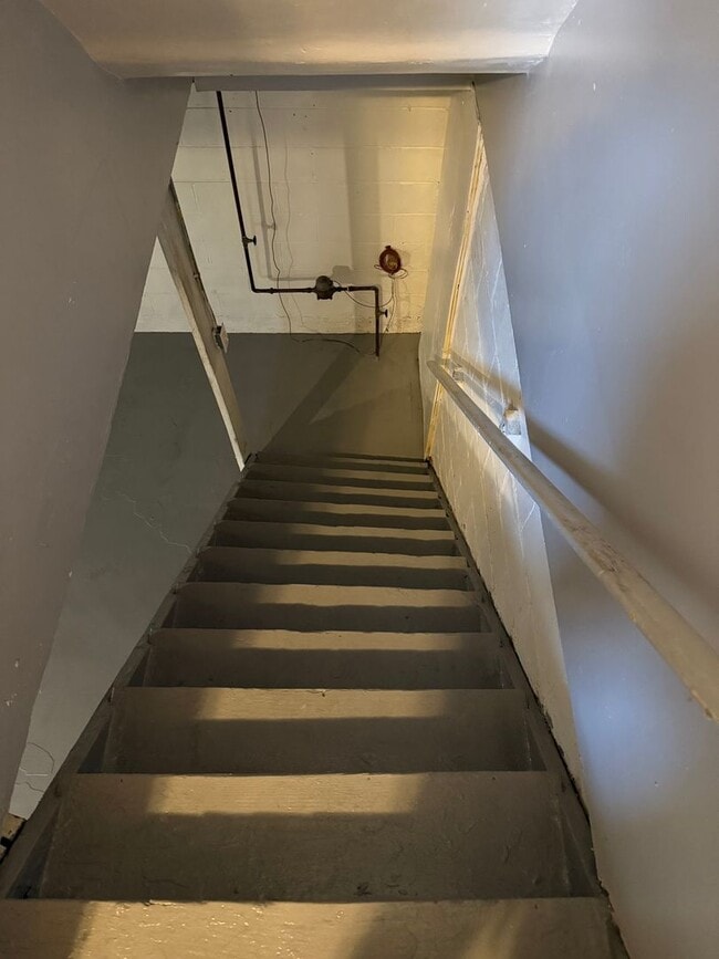 Building Photo - Newly Renovated 2 Bedroom / 1 Bath Duplex ...