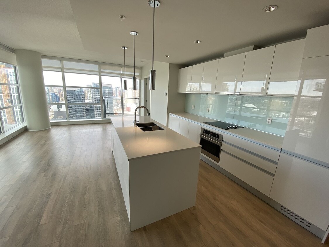 Primary Photo - Spacious 2-Bedroom Condo-Stunning City and Mountain Views-Tandem Parking (IP090)