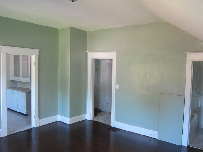Otra vista de la sala familiar. La puerta de la cocina está a la izquierda. - 1521 South Center Street