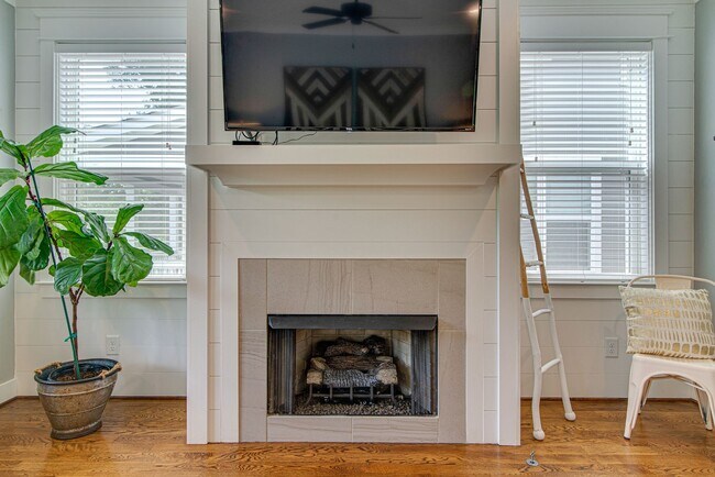 Building Photo - Available NOW in the Heart of East Nashville!