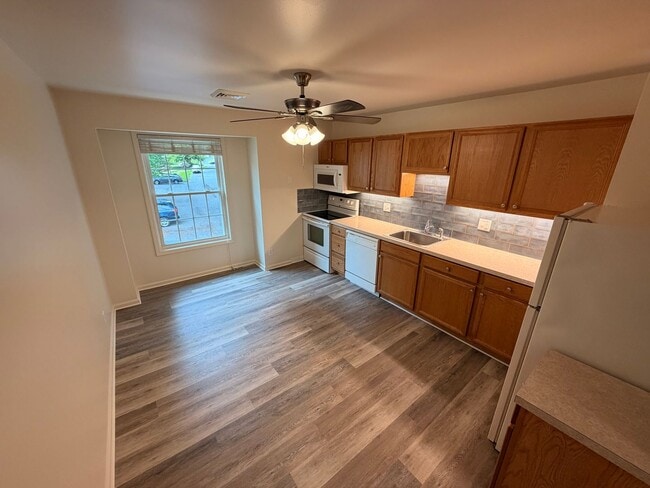 Building Photo - 2 Bedroom, 1 Bath, Spacious Apartment For Rent with Washer and Dryer