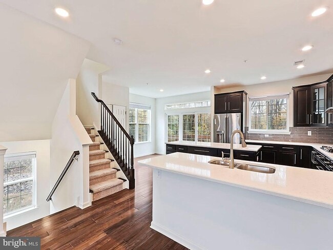 Building Photo - 523 Chestnut Ct