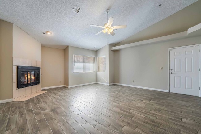 Building Photo - Stylish Townhome in Gated Community!