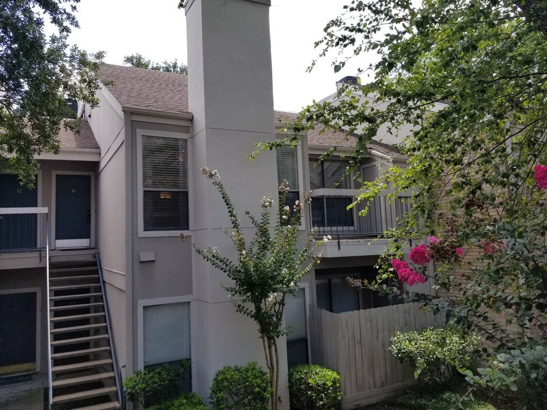 Front View - 7900 N Stadium Dr