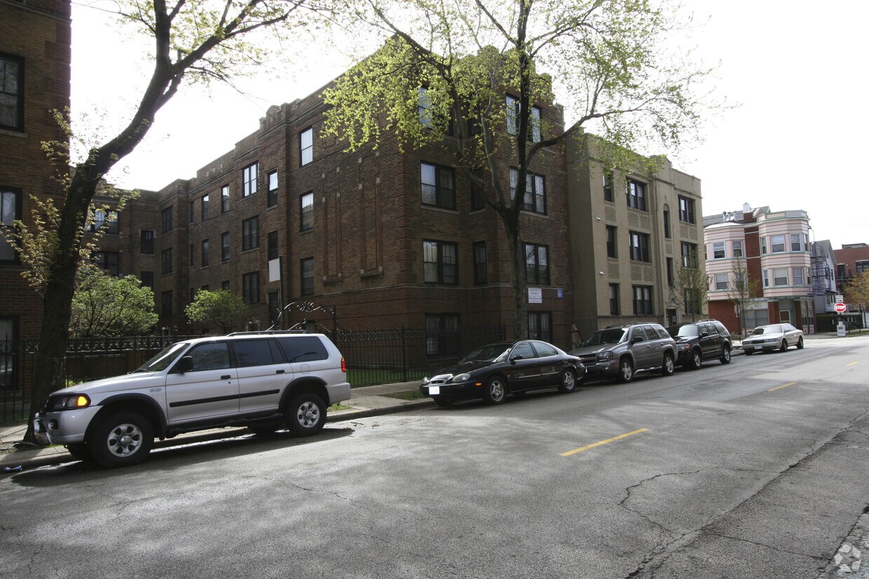 Foto principal - 3507 N. Racine Avenue Apartments