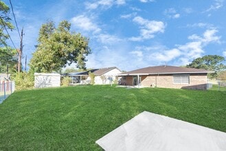 Building Photo - 1122 Un Vly Dr