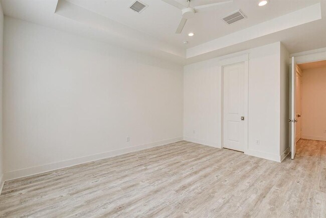 Building Photo - 2708 Oakwood Crst Ln