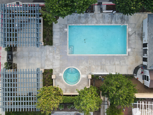 Piscina - Magnolia Court Townhomes