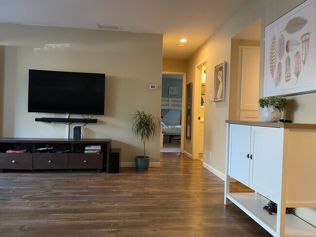 Building Photo - 5484 Roundtree Dr