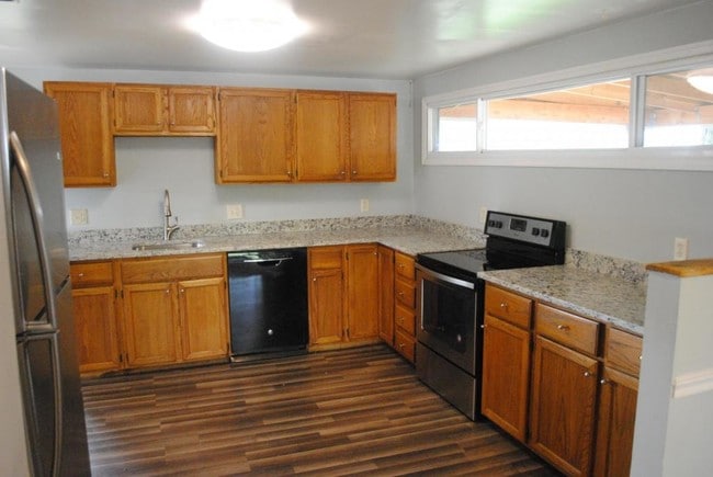 Building Photo - 13 Yawmeter Drive