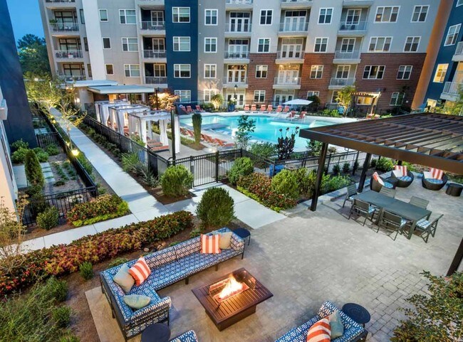 Relaxing outdoor courtyards - AMLI Buckhead