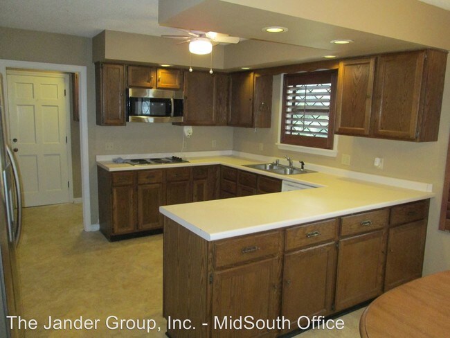 Building Photo - 1602 Golf Links Dr