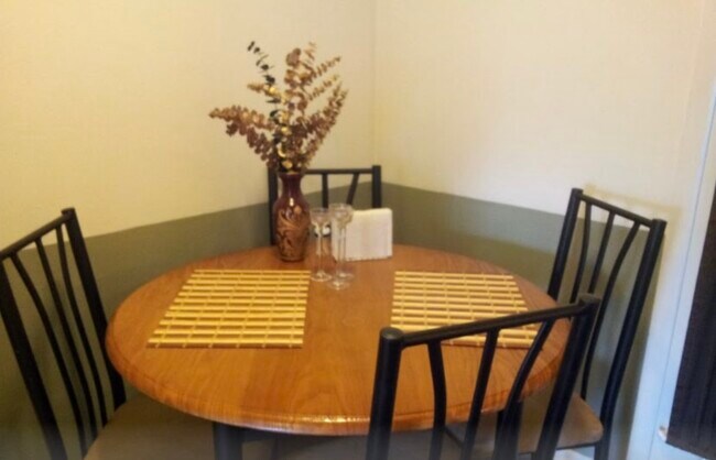 Breakfast area - 1546 E Park Ave