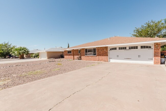 Foto del edificio - Spacious 3 Bedroom Home with Solar Panels and a Pool