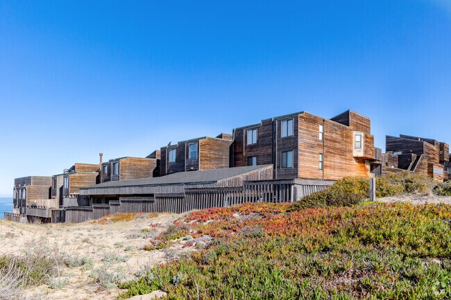 Building - Ocean Harbor House