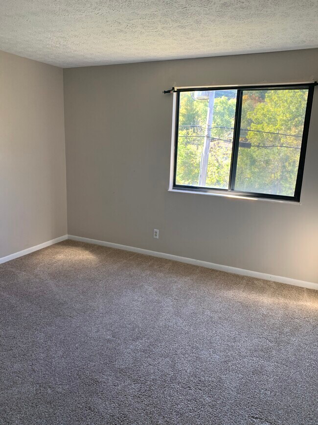 Bedroom 1 - 34 Woodland Hills Dr