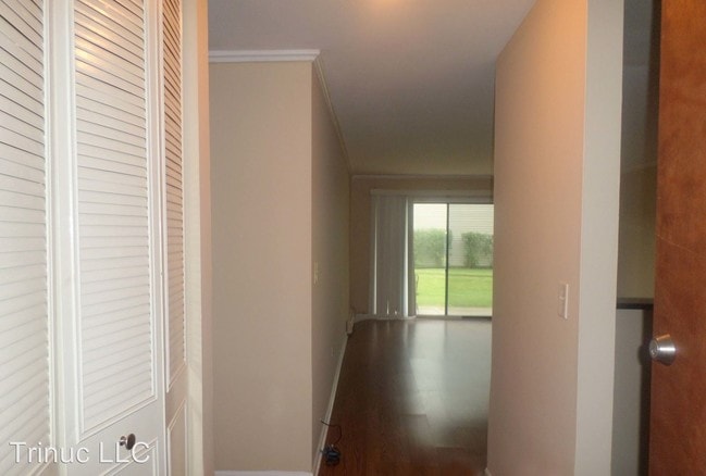 Building Photo - 3300 Bayside Dr