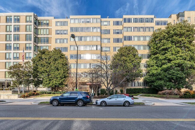 Foto del edificio - Sun-Filled, Top Floor L Shaped Studio In M...