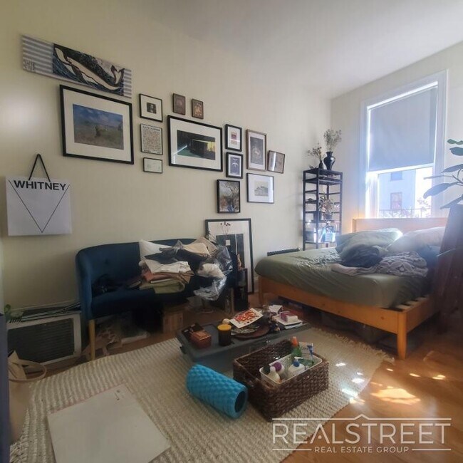 Foto del edificio - Spacious Sunny South Facing Studio One Block from Promenade