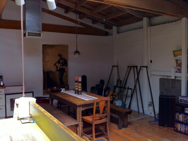 Building Photo - 2038 Bay Street