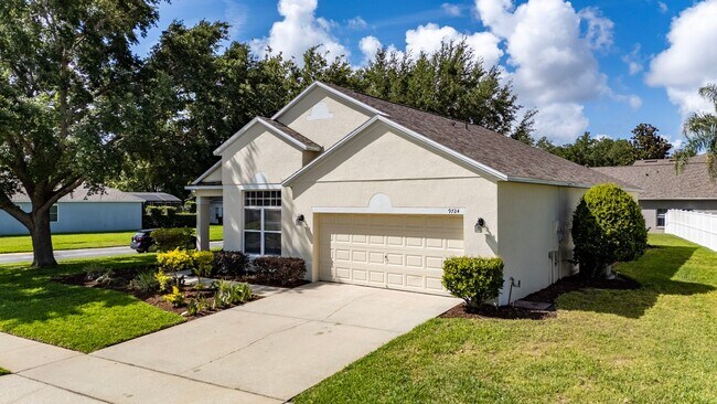Foto del edificio - Beautiful 4 Bedroom on Large Corner Lot - LAKE NONA