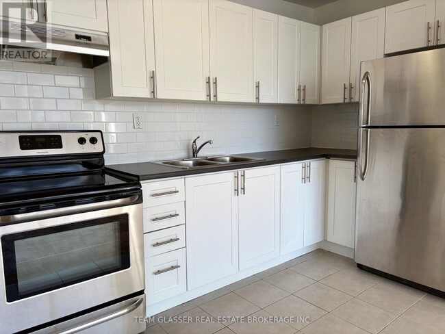 Building Photo - 396 Queens Ave