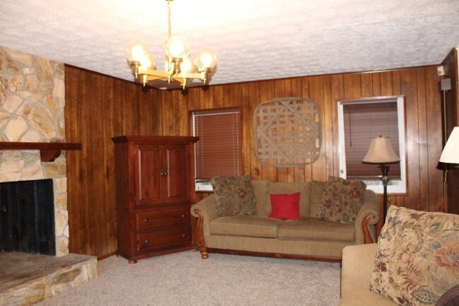 Building Photo - 304 Old Blue Springs Rd