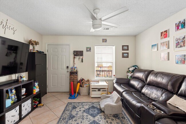 Foto del edificio - Charming 2-Bedroom home with Front and Rear Balconies